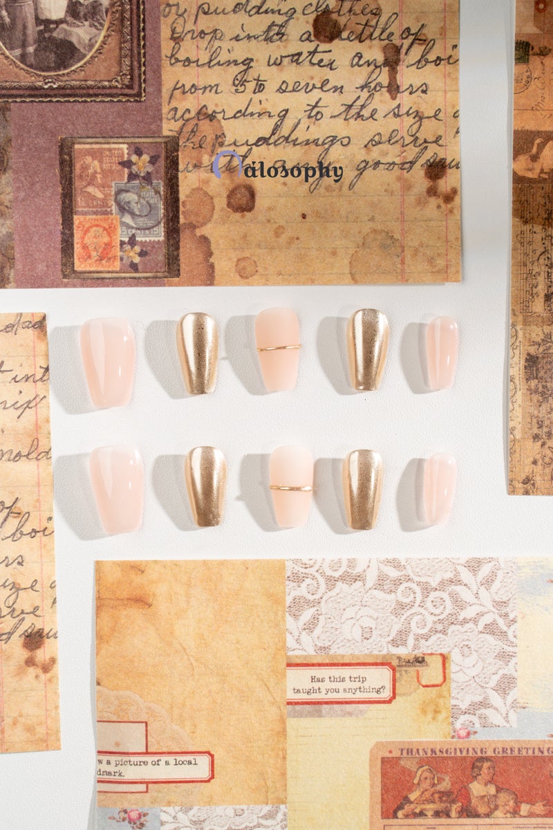 Nailosophy أظافر جل مضغوطة يدوية الصنع غير لامعة بلون نود وكروم ذهبي | شكل كوفين - Image 2